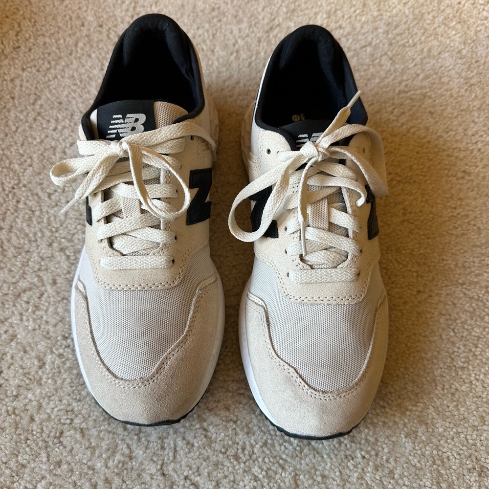 WOMEN’S NEW BALANCE SHOE